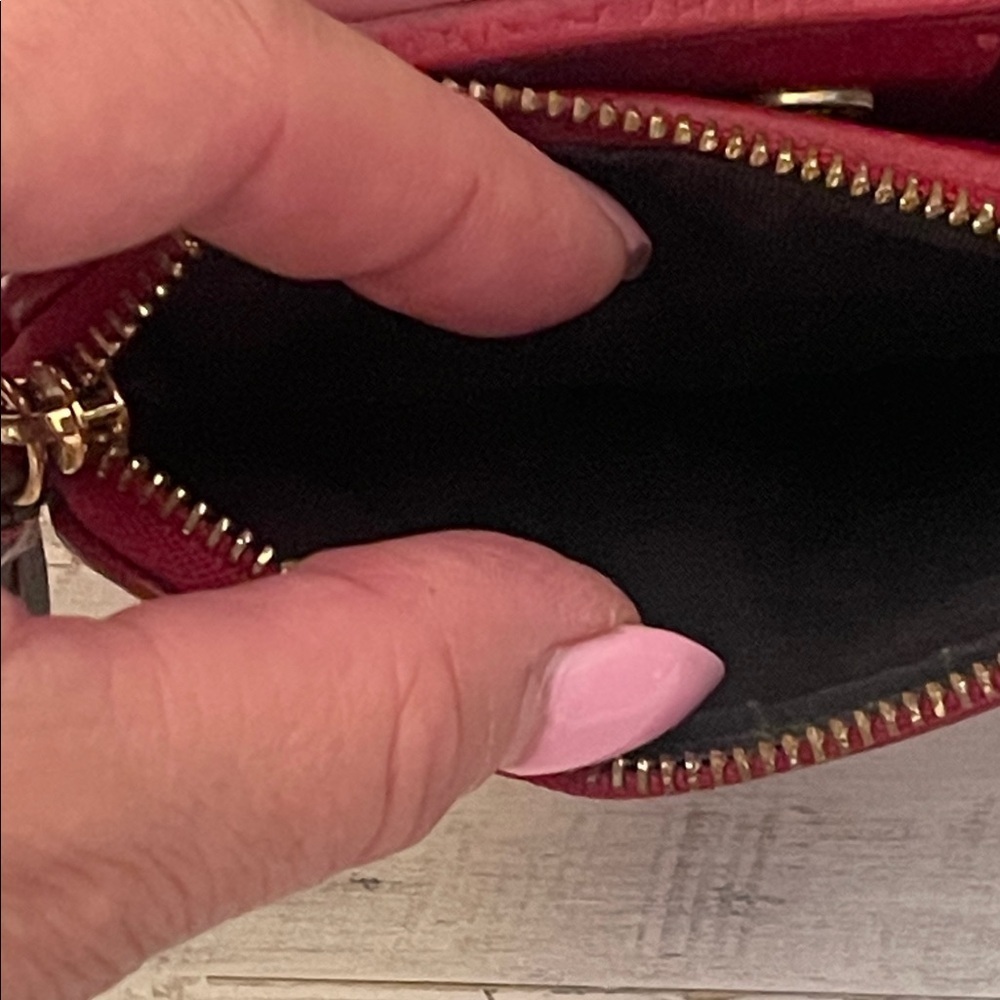 Gucci GG Marmont Red Pebbled Leather Compact Wallet. - Picture 5 of 11